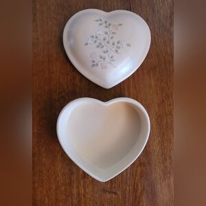 Pfaltzgraff Cream Heart Dish with Lid (114)